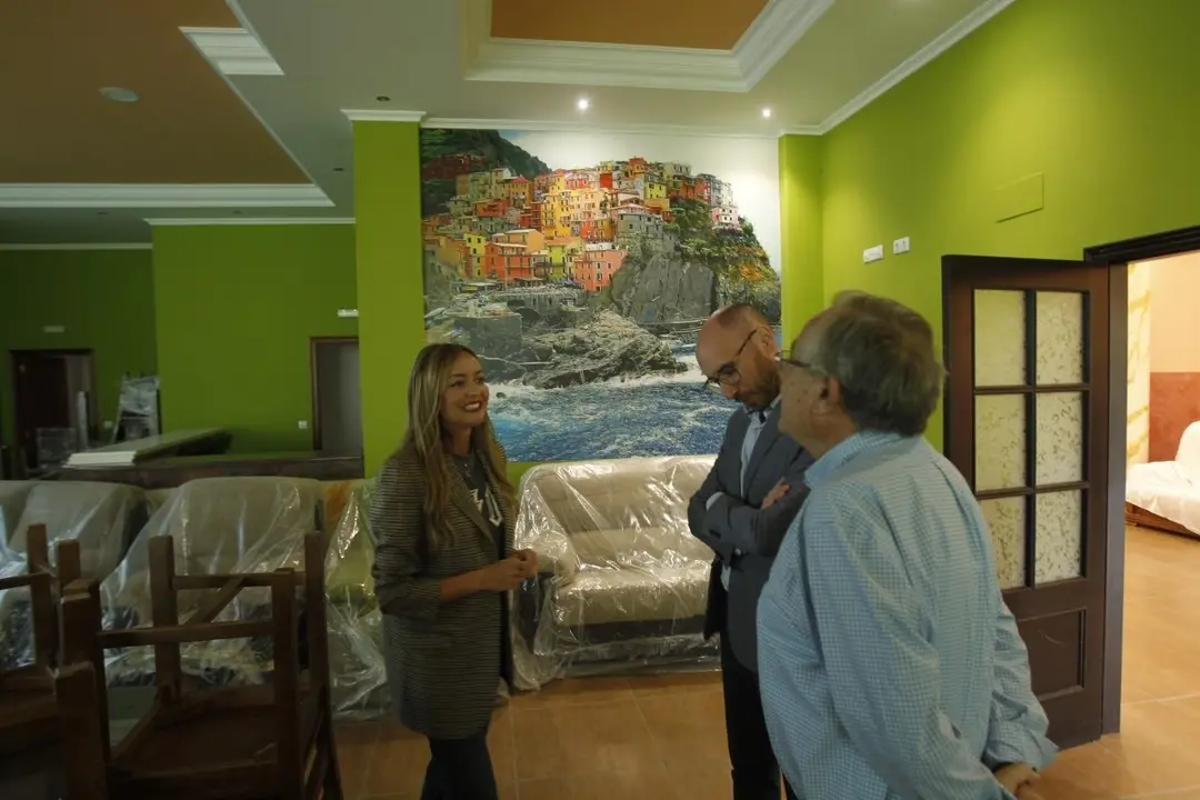 Fabiola Garc&iacute;a visit&oacute; el Centro, y estuvo acompa&ntilde;ada por el director general de Familia, Infancia y Dinamizaci&oacute;n Demogr&aacute;fica, Jacobo Rey, y el gerente de Prodeme, Julio Corti&ntilde;as. Foto: Xunta de Galicia.