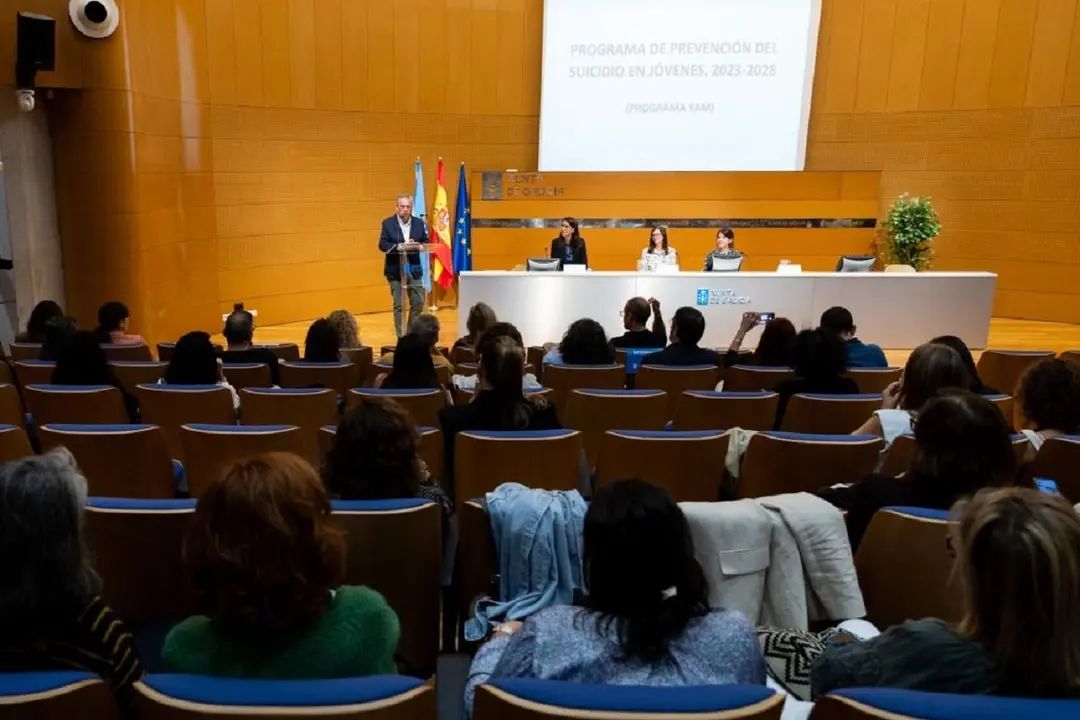 El conselleiro de Sanidade, Antonio G&oacute;mez Caama&ntilde;o y la directora general de Ordenaci&oacute;n e Innovaci&oacute;n Educativa, Judith Fern&aacute;ndez, participaron en una jornada en la que se present&oacute; el funcionamiento del Proyecto YAM a los responsables de los centros educativos que participar&aacute;n en este programa durante lo curso 2025-2026 (Foto: Xunta de Galicia)
