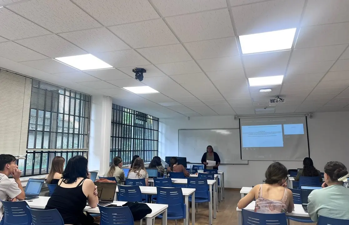 La periodista Isabel Garc&iacute;a,durante el taller de violencia online con universitarios en Santiago de Compostela.