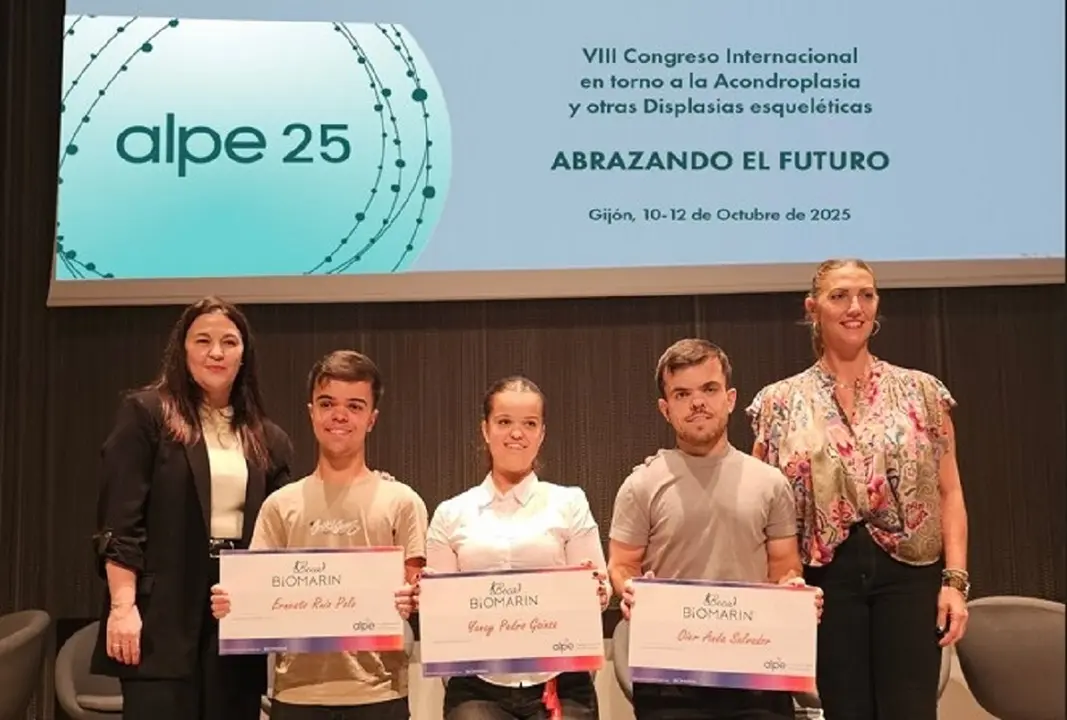 Ernesto Ruiz, segundo por la izda, junto a Yanay Pedro y Oier Anda, los otros dos galardonados (Foto: ALPE-Acondroplasia y BioMarin)