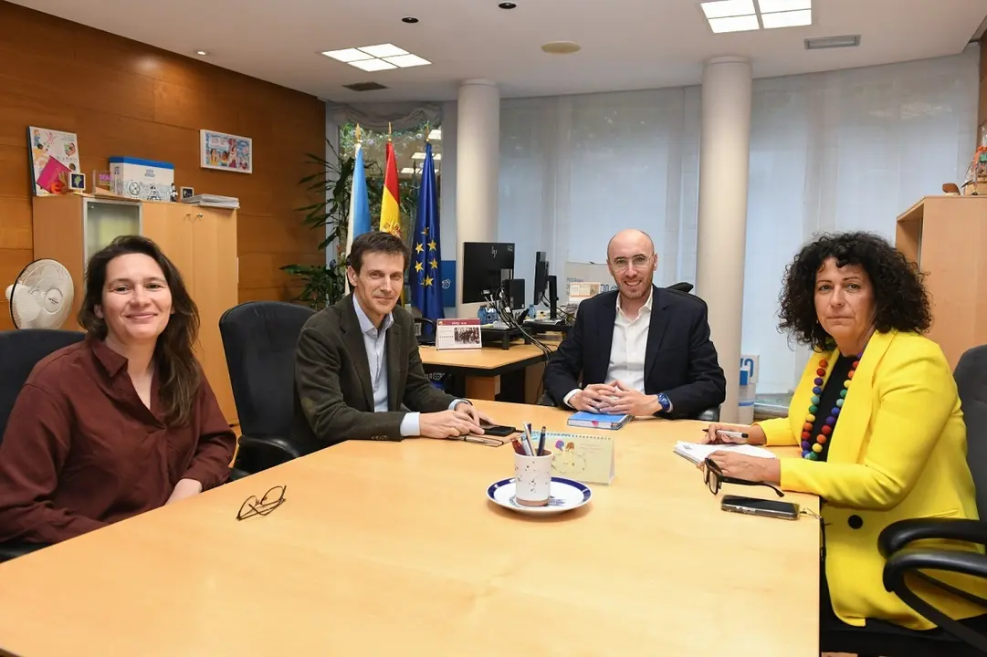 En la foto: el director general de Familia, Infancia e Dinamizaci&oacute;n Demogr&aacute;fica, Jacobo Rey; el gerente y la directora de Casa da Quint&aacute;n; y Cristina Blanco, del Servicio de Menores de la Xunta de Galicia.