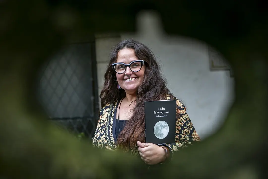 Raquel Romar&iacute;s es la autora de "Madres de lunas y cunas"
