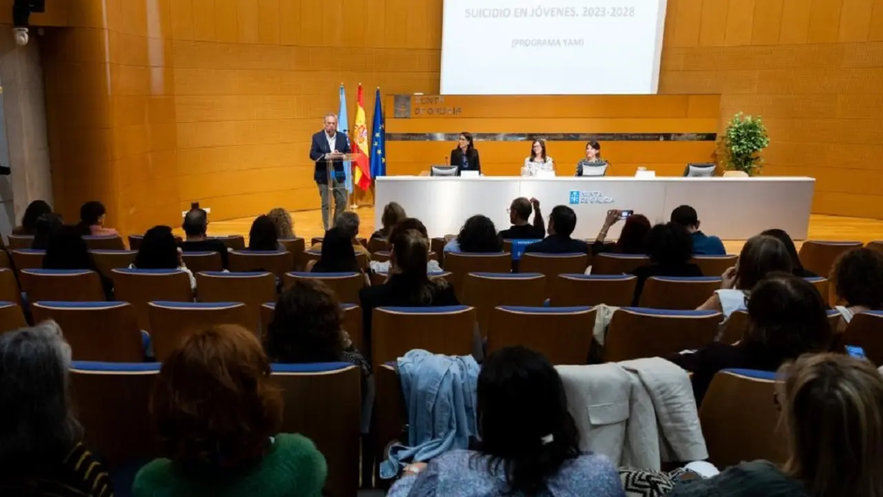 El conselleiro de Sanidade, Antonio G&oacute;mez Caama&ntilde;o y la directora general de Ordenaci&oacute;n e Innovaci&oacute;n Educativa, Judith Fern&aacute;ndez, participaron en una jornada en la que se present&oacute; el funcionamiento del Proyecto YAM a los responsables de los centros educativos que participar&aacute;n en este programa durante lo curso 2025-2026 (Foto: Xunta de Galicia)