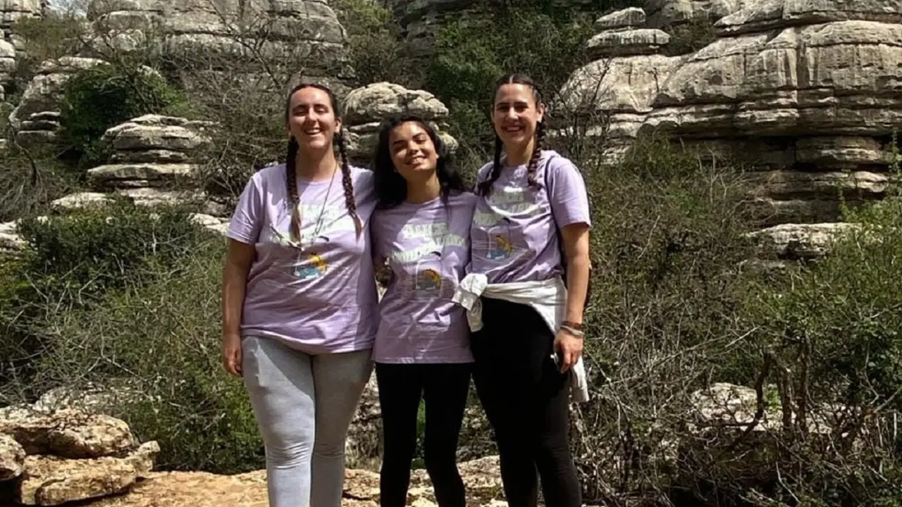 En la foto Amparo, joven extutelada que colabora con Almudena y Esther, Familia Colaboradora. &ldquo;Tener a Esther y Almudena fue como un alivio. Ten&iacute;a mucha incertidumbre desde los 16 a&ntilde;os, pero estaba
segura de que, pasara lo que pasara, ellas iban a estar ah&iacute; s&iacute; o s&iacute;&rdquo;, declara.