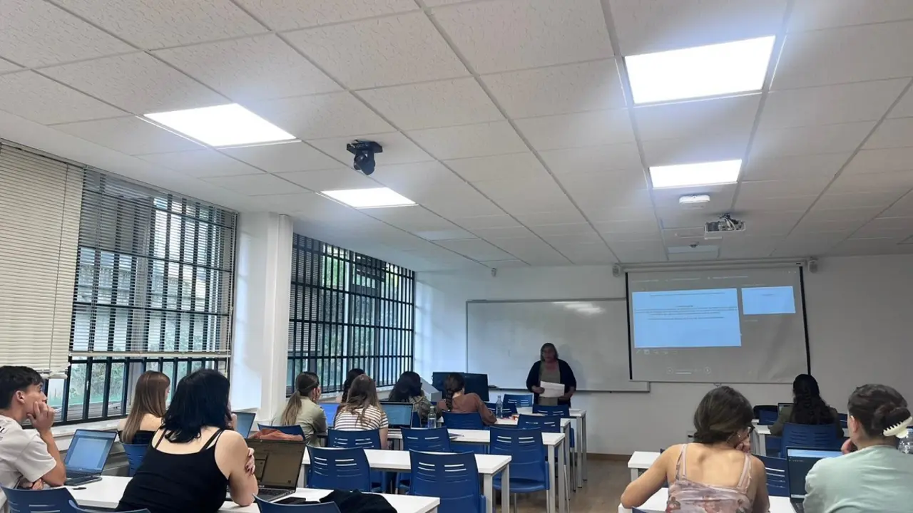 La periodista Isabel Garc&iacute;a,durante el taller de violencia online con universitarios en Santiago de Compostela.