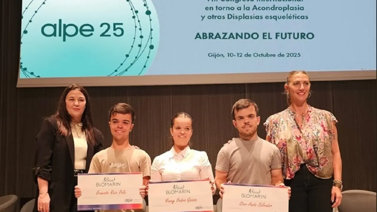 Ernesto Ruiz, segundo por la izda, junto a Yanay Pedro y Oier Anda, los otros dos galardonados (Foto: ALPE-Acondroplasia y BioMarin)