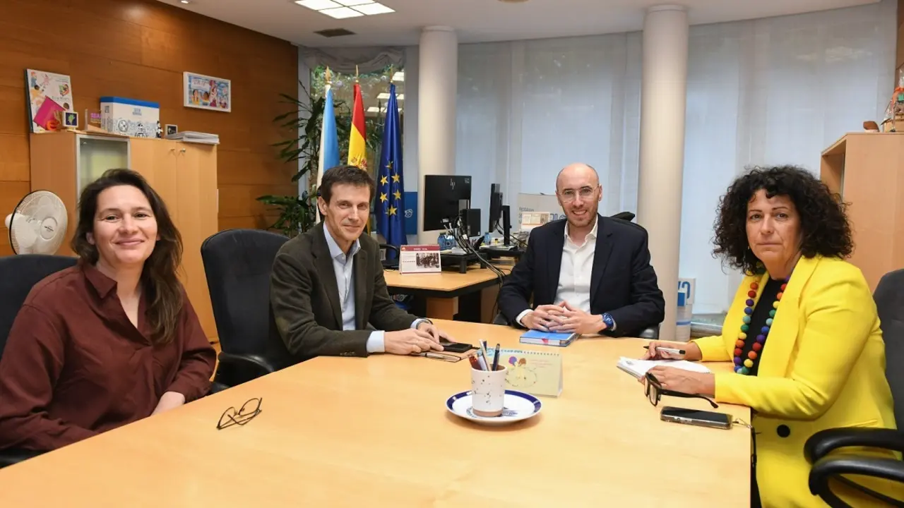 En la foto: el director general de Familia, Infancia e Dinamizaci&oacute;n Demogr&aacute;fica, Jacobo Rey; el gerente y la directora de Casa da Quint&aacute;n; y Cristina Blanco, del Servicio de Menores de la Xunta de Galicia.