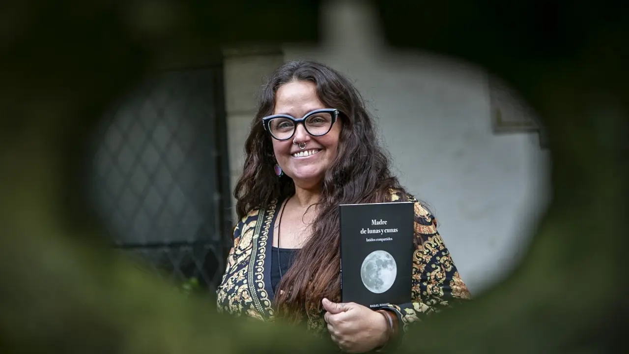 Raquel Romar&iacute;s es la autora de "Madres de lunas y cunas"